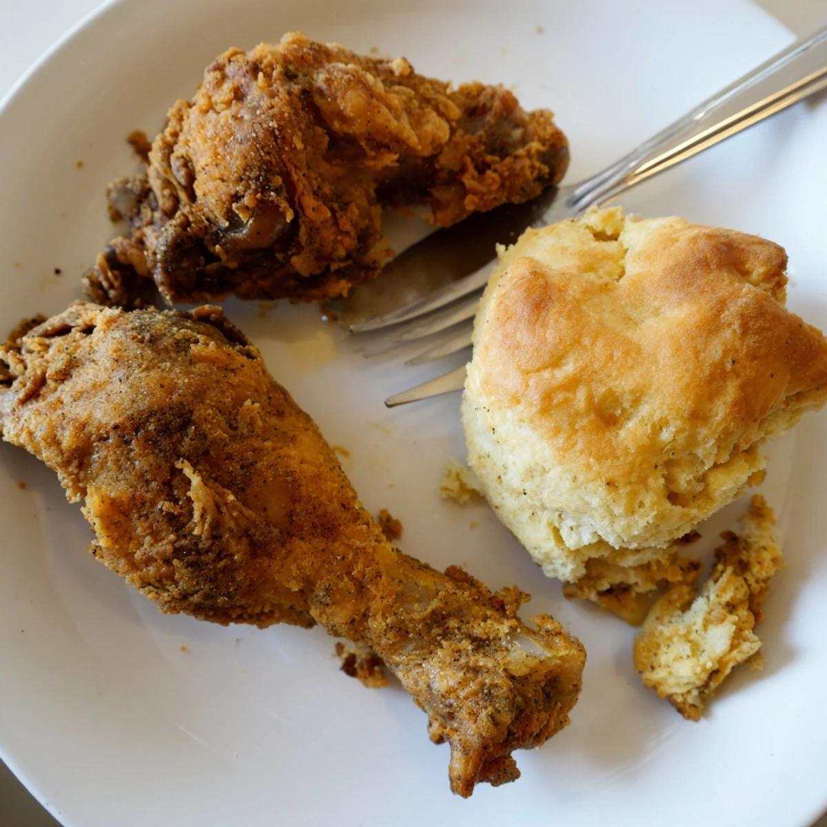 Crispy Southern Fried Chicken with buttery biscuits, perfect for family dinner gatherings.