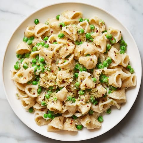 Macaroni with peas creamy sauce